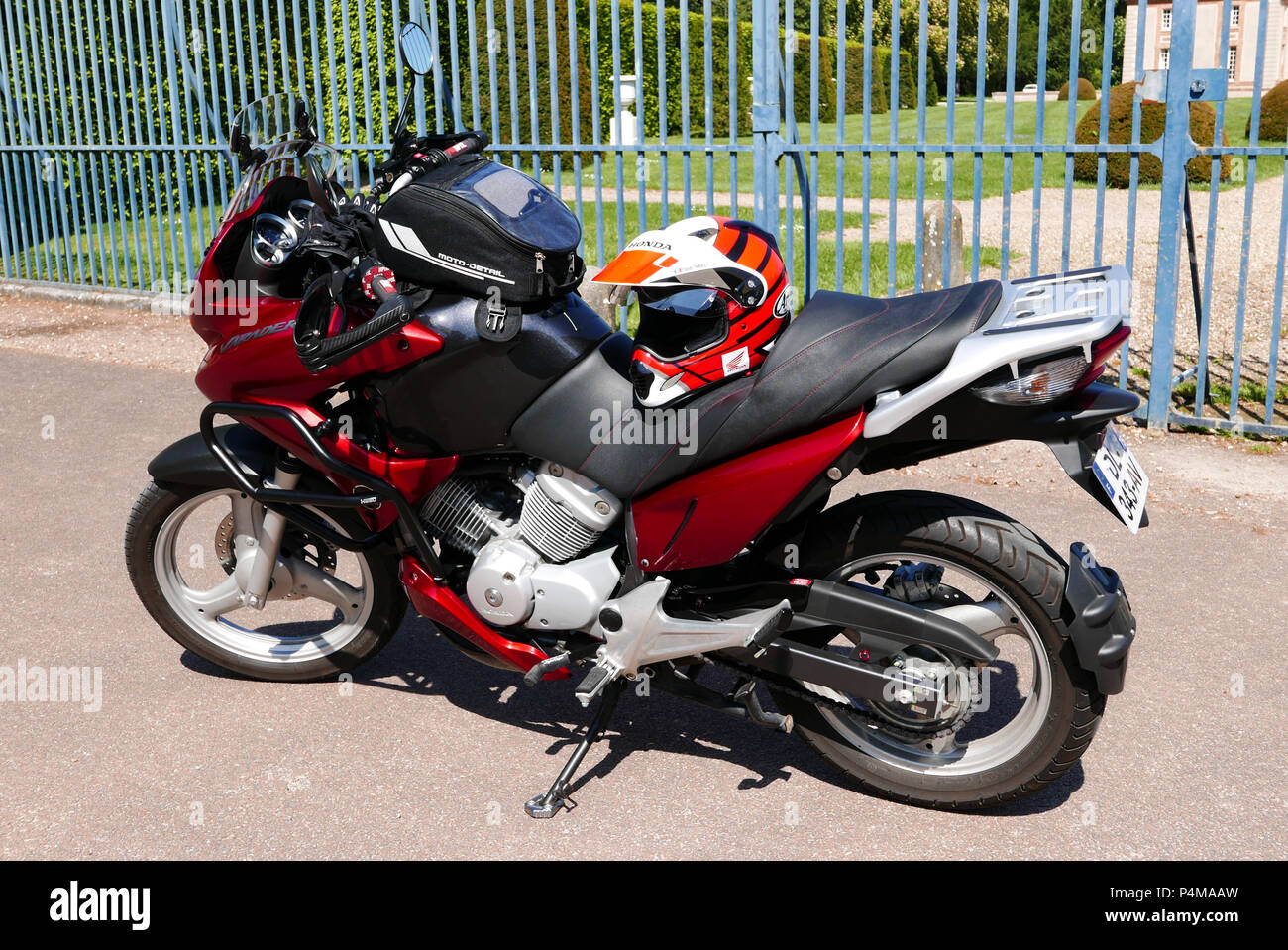 Moto Honda Varadero 125, en pays, Ile-de-France, France, Europe Photo Stock  - Alamy