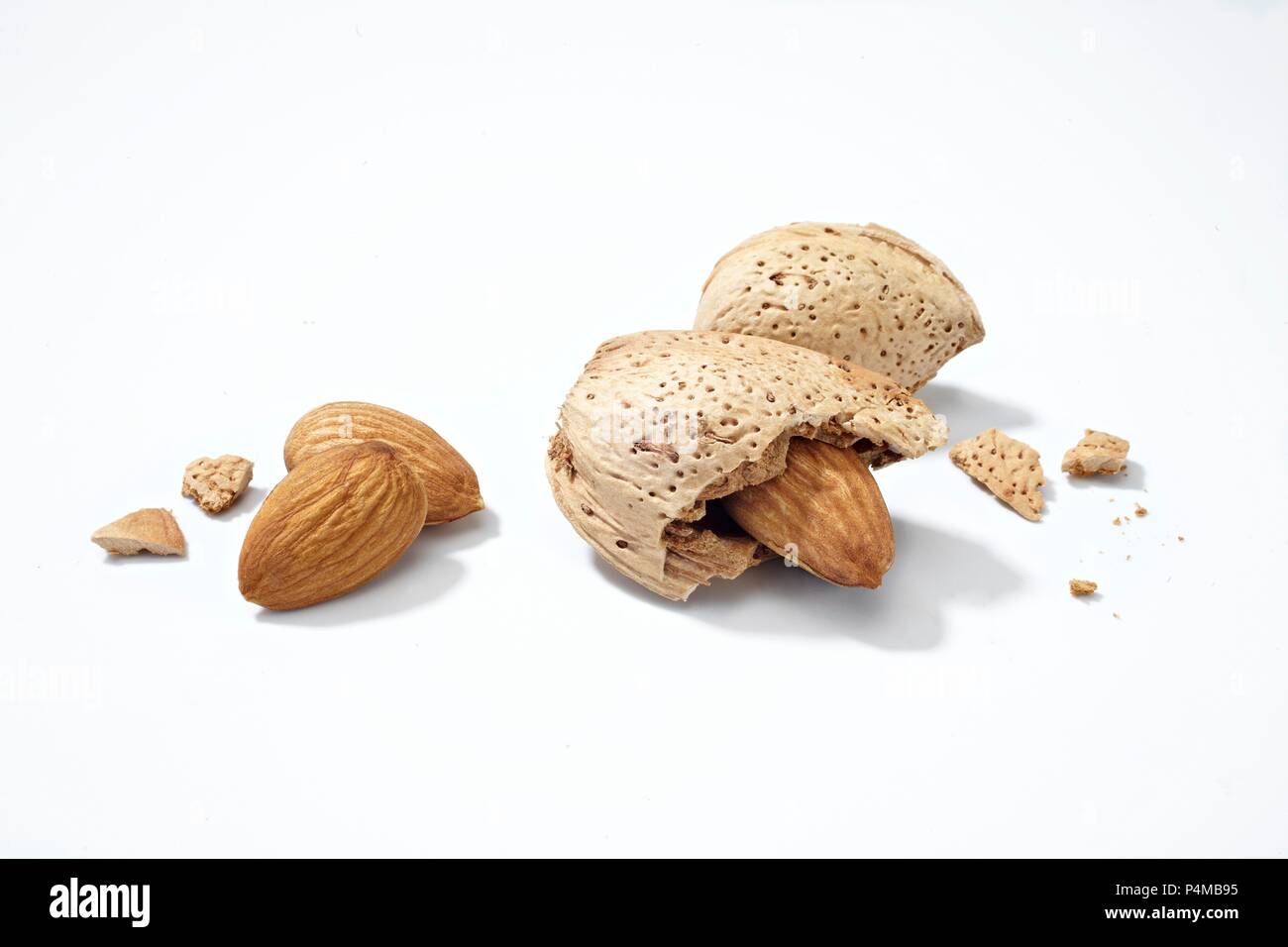 Amandes non décortiquées et décortiquées Banque D'Images