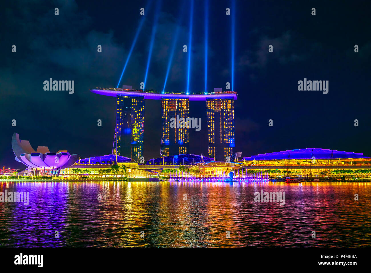 Singapour - Avril 27, 2018 : show laser dans la nuit au-dessus de l'hôtel Marina Bay Sands Casino et musée ArtScience au bord de Marina Bay à Singapour. Soirée spectacle gratuit populaires effectuées chaque nuit. Banque D'Images