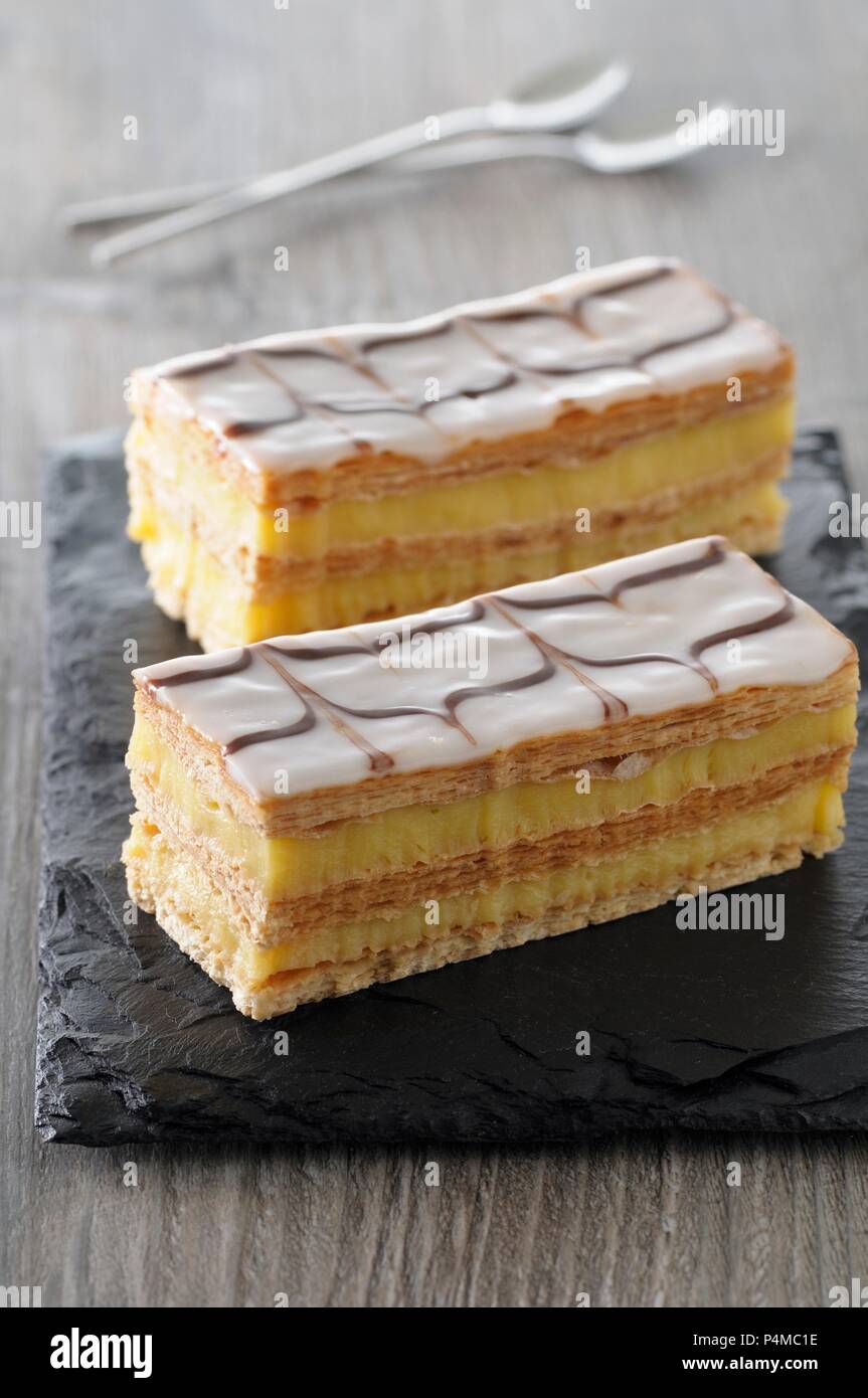 Mille feuilles rempli de crème vanille (Puff Pastry desserts, France) Banque D'Images