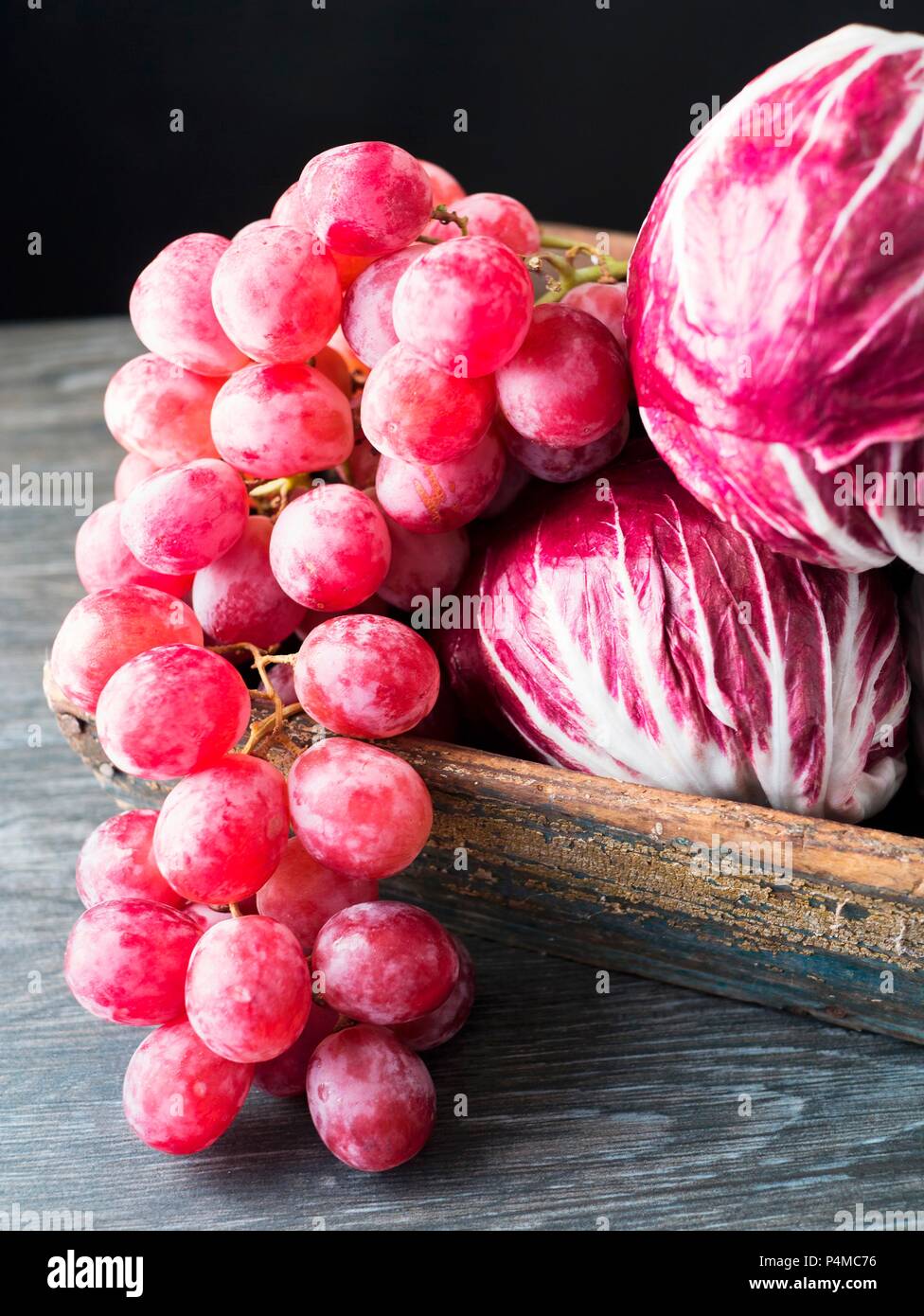 Les raisins de pourpre avec radicchio Banque D'Images