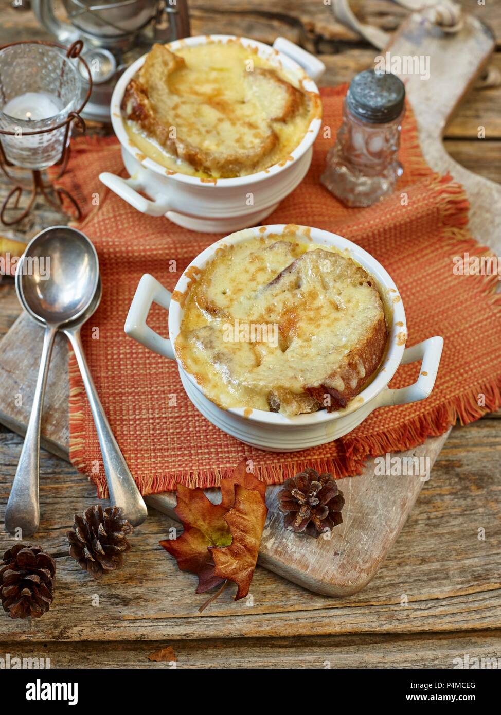 Soupe à l'oignon avec du fromage cuit sur toast Banque D'Images