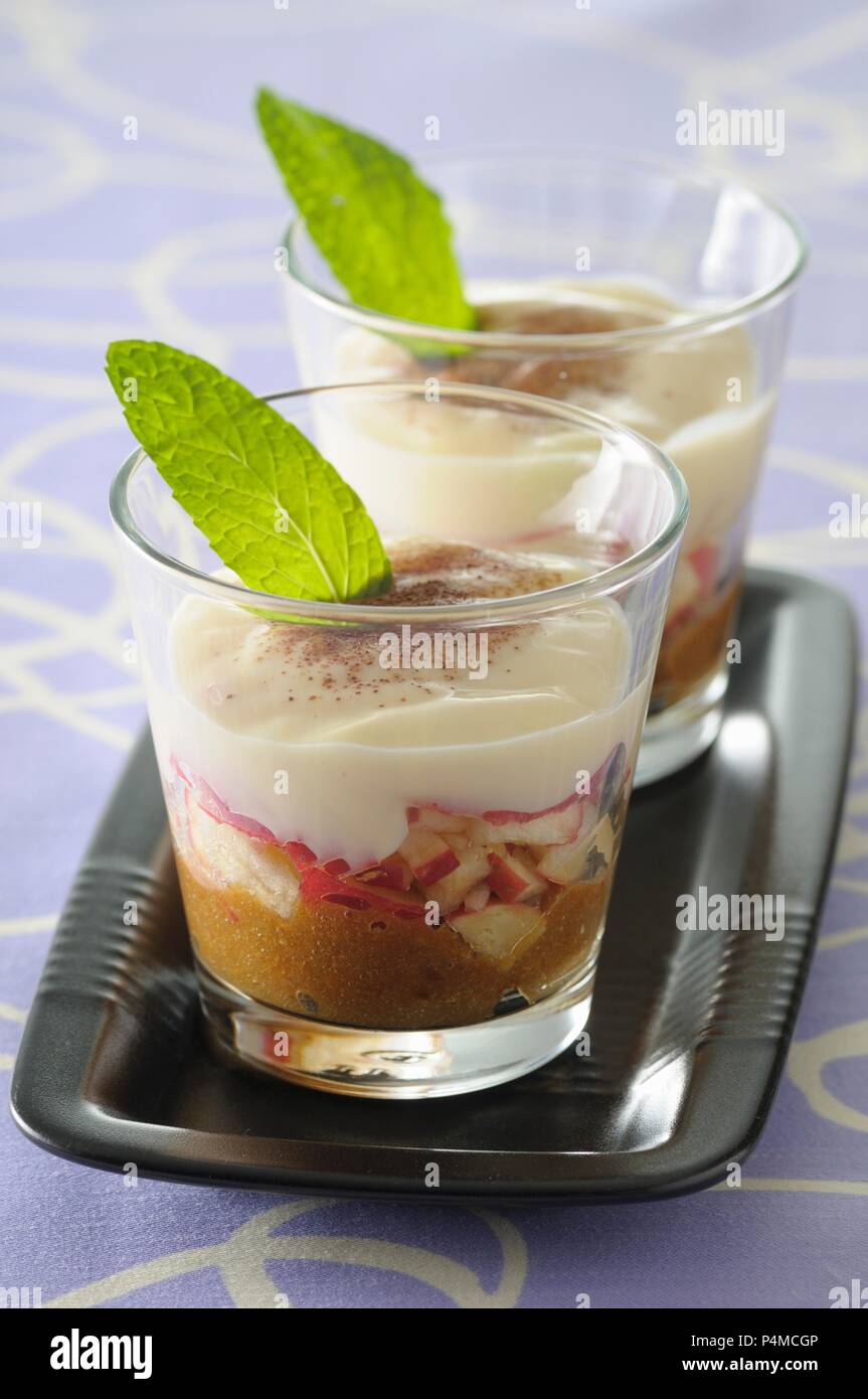 Tiramisu à la nectarine anis en verres à dessert Banque D'Images