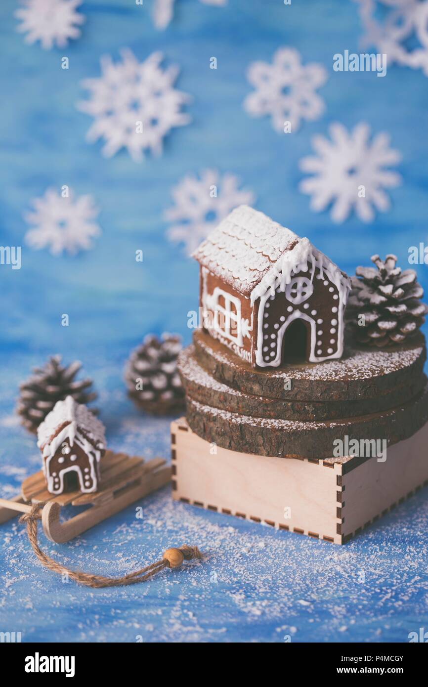 Gingerbread House dans un paysage d'hiver. Banque D'Images