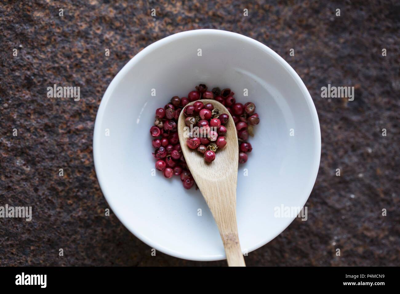 Poivre rouge avec une cuillère en bois dans un bol (vu du dessus) Banque D'Images