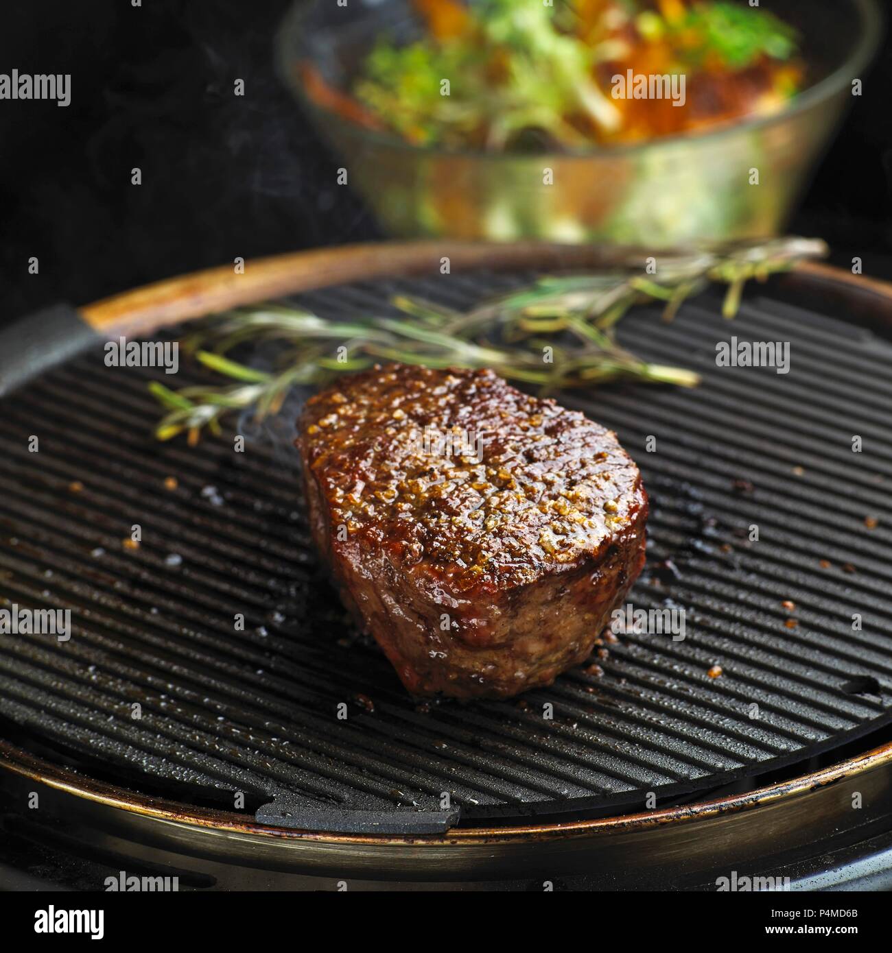 Bifteck de filet de boeuf sur une grille dans un saladier avant de Banque D'Images