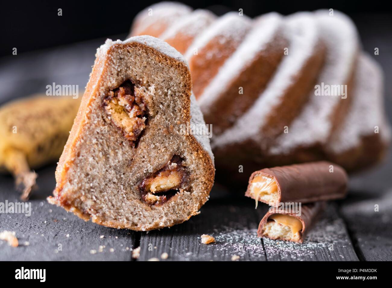 Gugelhupf avec du chocolat et caramel barres biscuit Banque D'Images