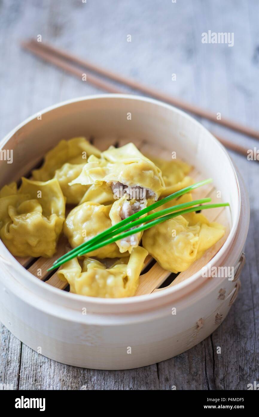 Won Ton de ciboulette dans un cuiseur vapeur en bambou Banque D'Images