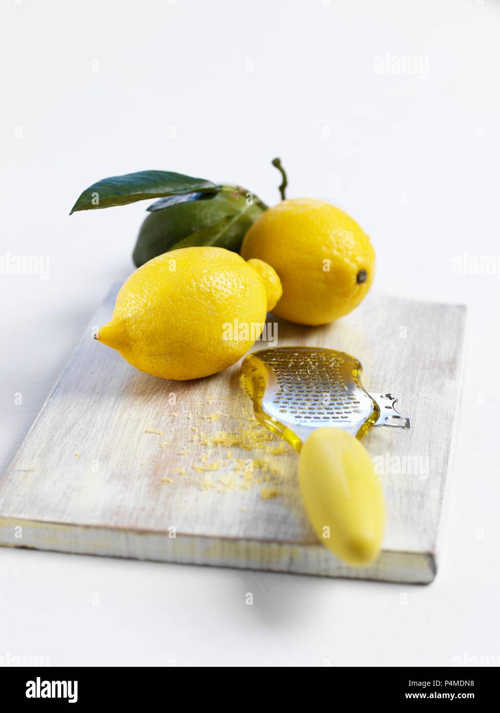 Les citrons et une râpe à zeste de citron Banque D'Images