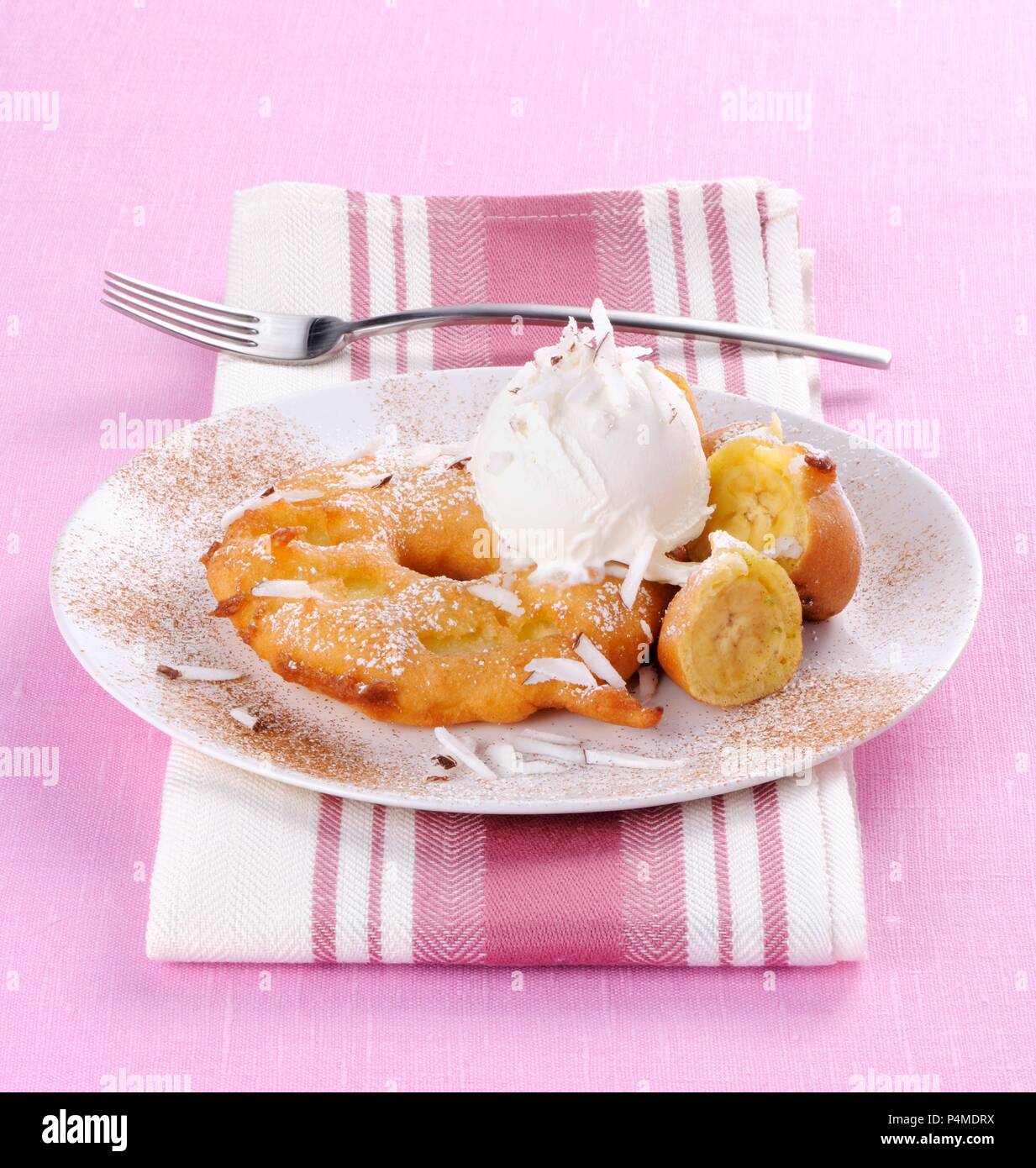 Gâteaux ananas et banane avec glace coco Banque D'Images