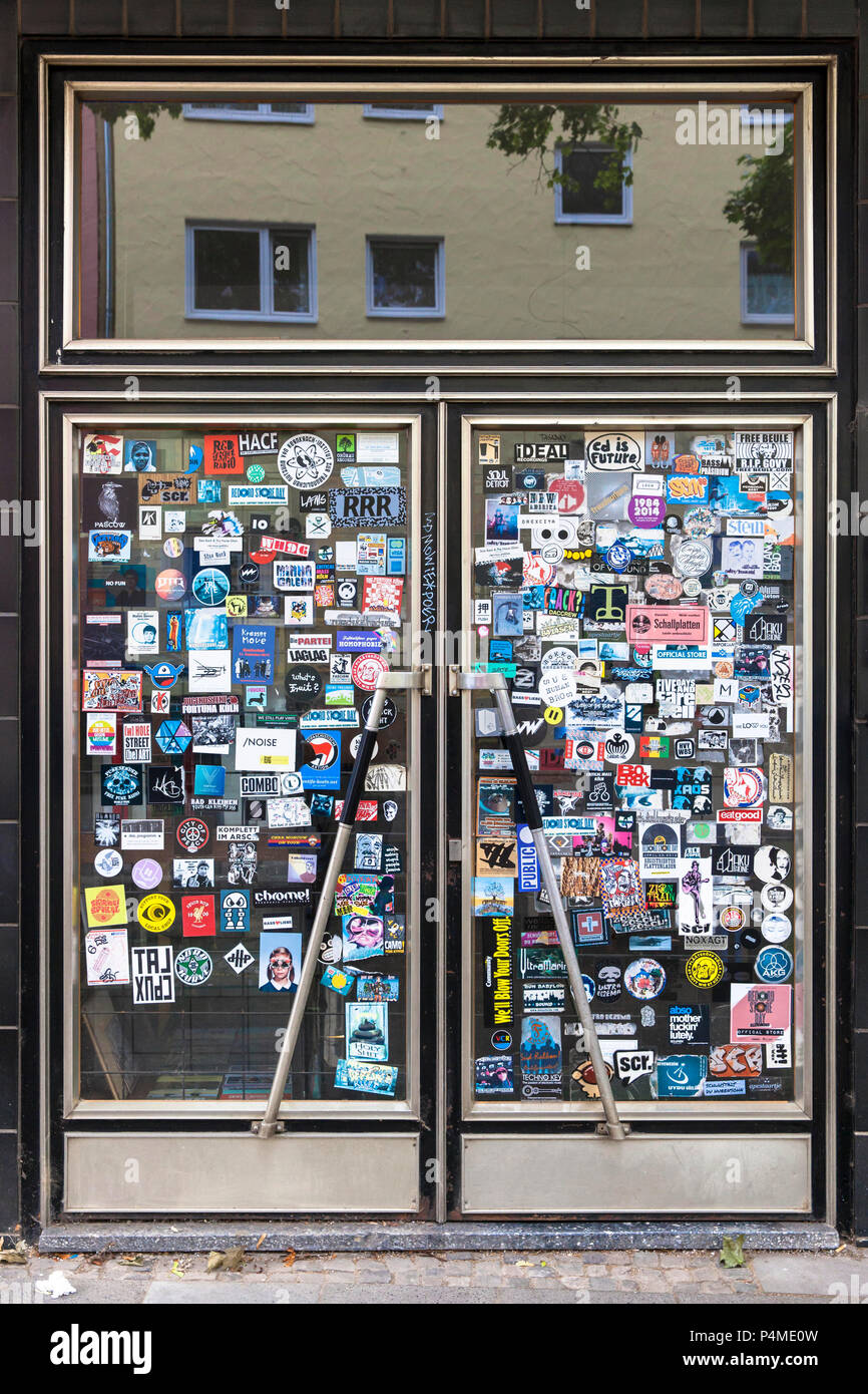 Allemagne, Cologne, autocollant à une porte d'entrée d'une boutique dans la ville. Deutschland, Koeln, auf der Aufkleber zu einem Geschaeft Eingangstuer in der au Banque D'Images