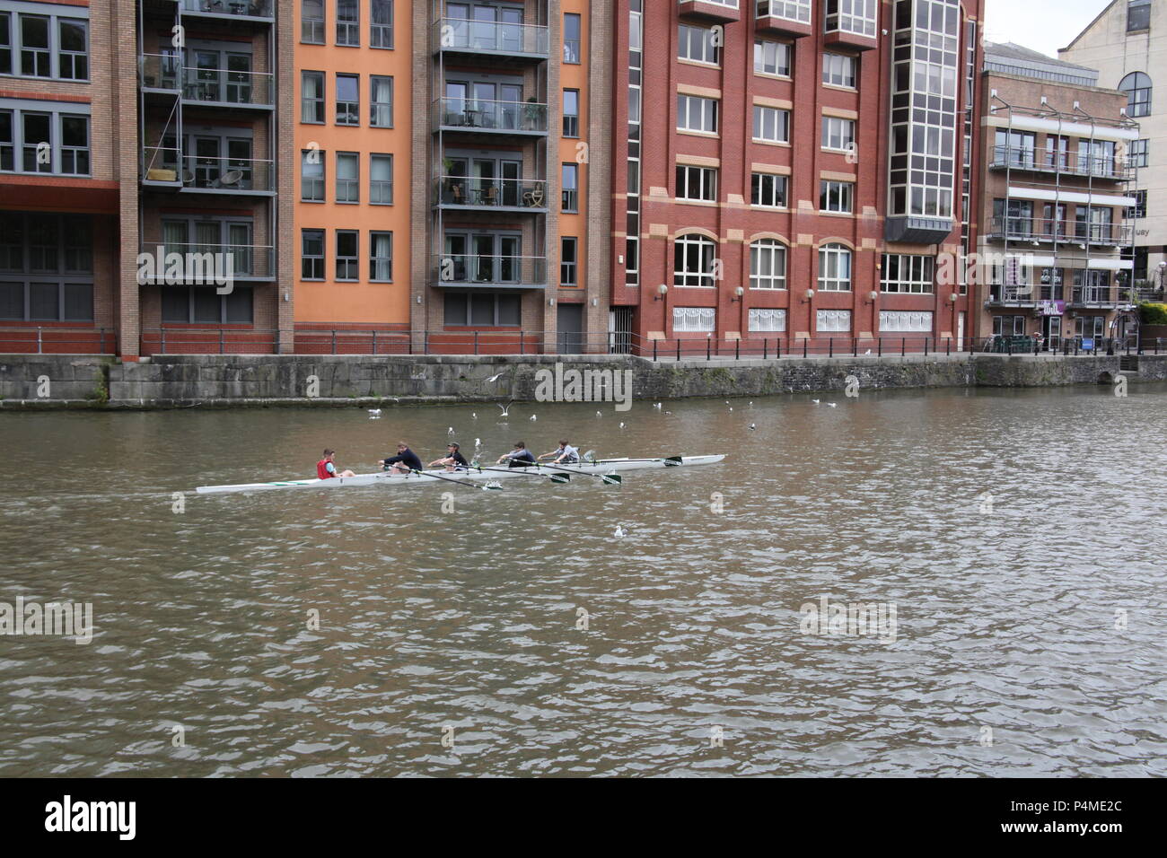 Les enfants de l'aviron sur la rivière Avon, Bristol, Angleterre. Banque D'Images