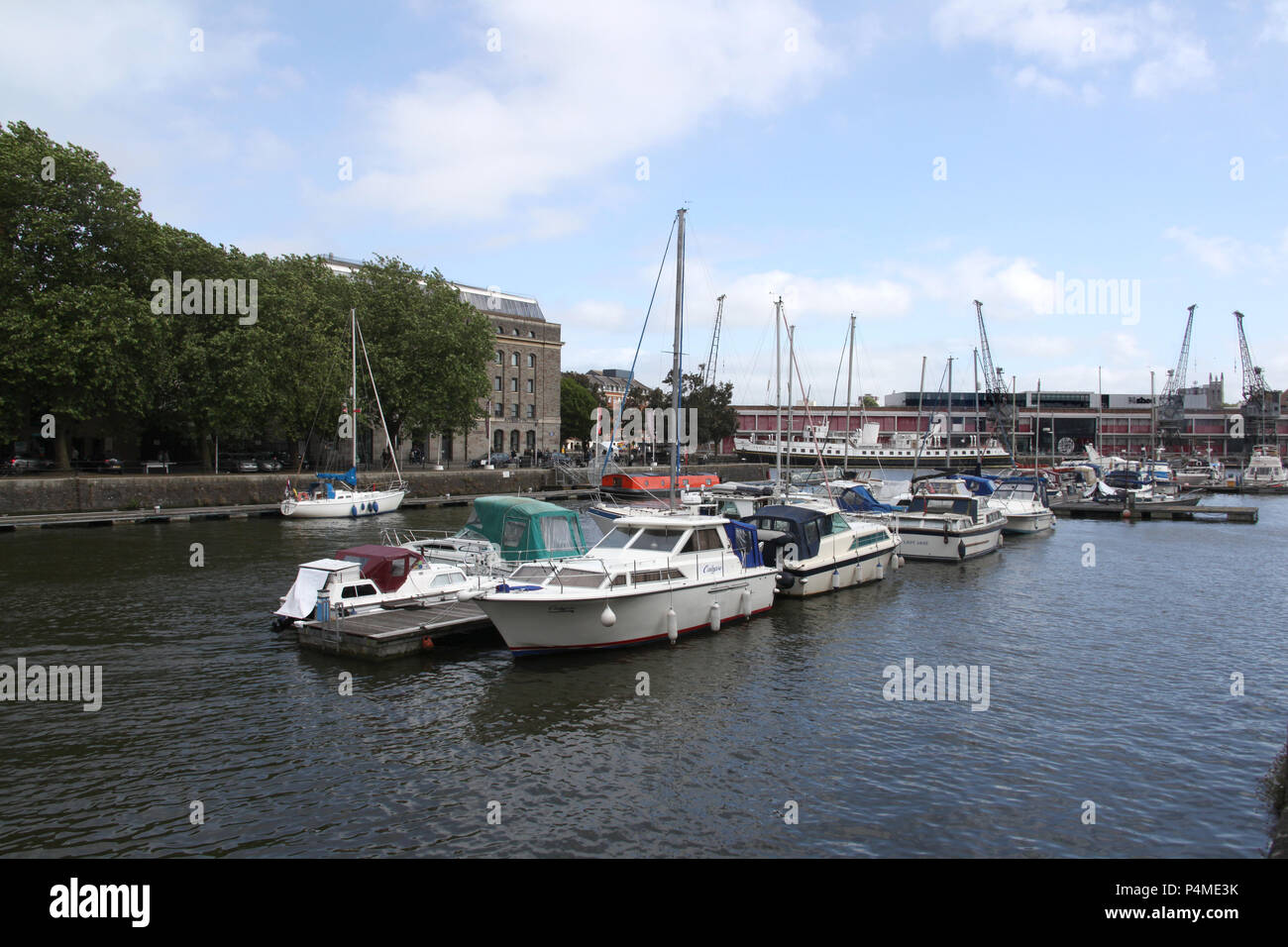 Yachts au Harbourside, Bristol, Angleterre. Banque D'Images