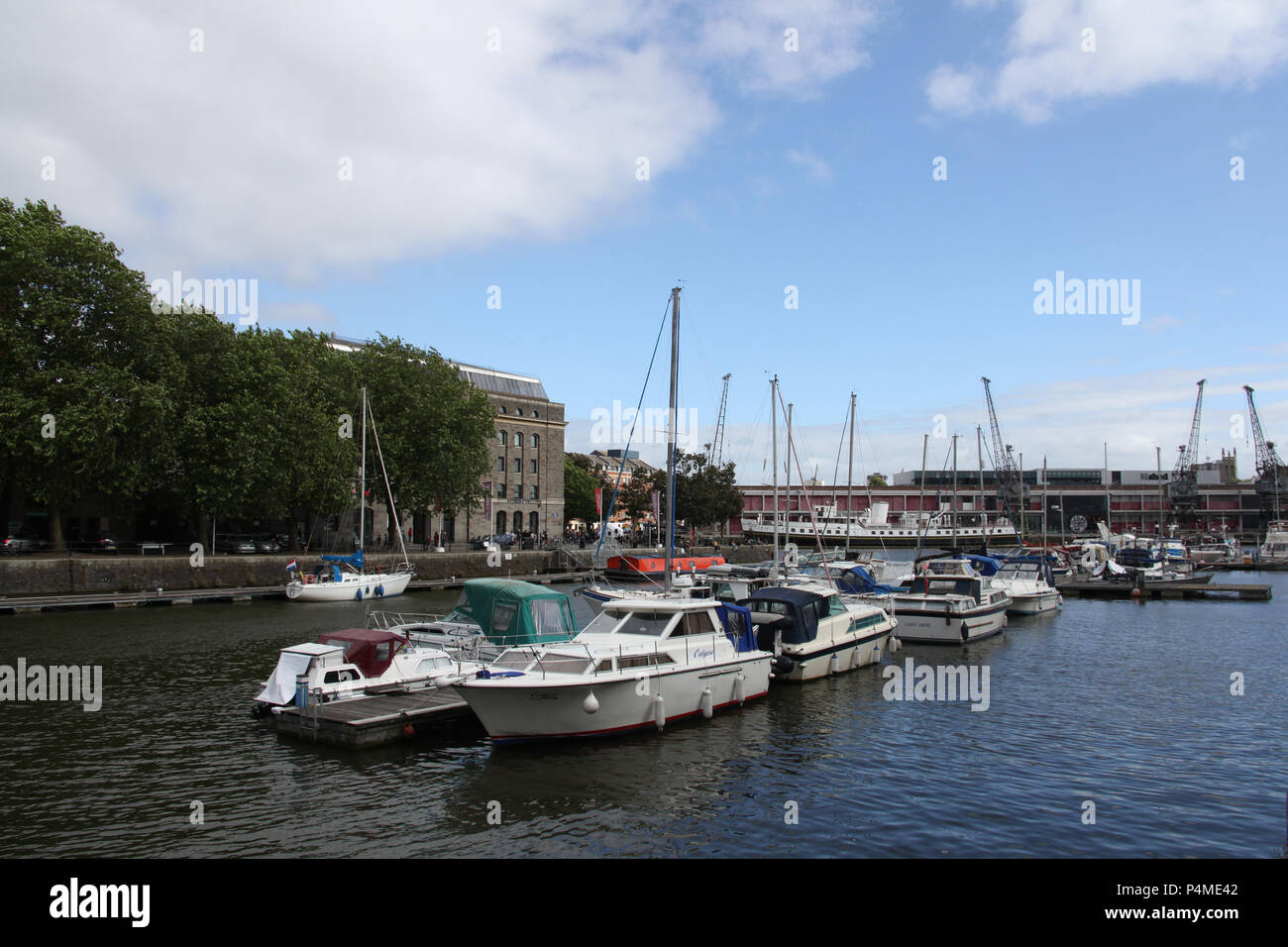 Yachts au large Quay à Bristol, Angleterre. Banque D'Images