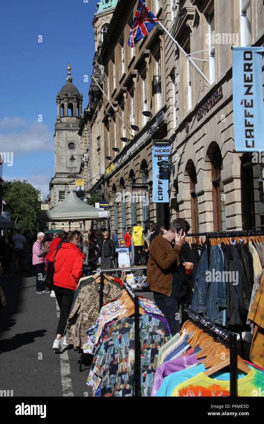 Les gens du shopping au marché de Saint Nicolas à Bristol, Angleterre. Banque D'Images
