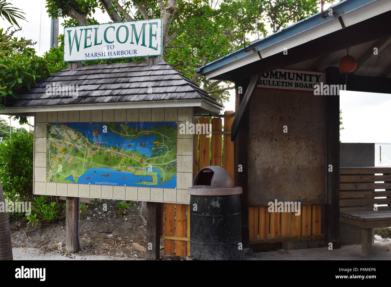 Les enseignes extérieures de Marsh Harbour, Bahamas sur l'île de Great Abaco. Menus des restaurants , signe pour plan de Marsh Harbour. Banque D'Images