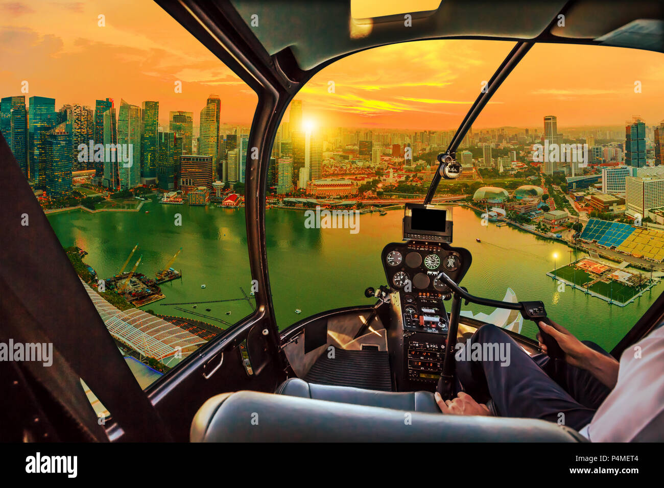 Pilotage d'hélicoptère en vol d'intérieur sur Singapour Marina Bay panorama du quartier des gratte-ciel au coucher du soleil sur le port d'horizon. Paysage urbain de Singapour de l'antenne au crépuscule du temps. Banque D'Images