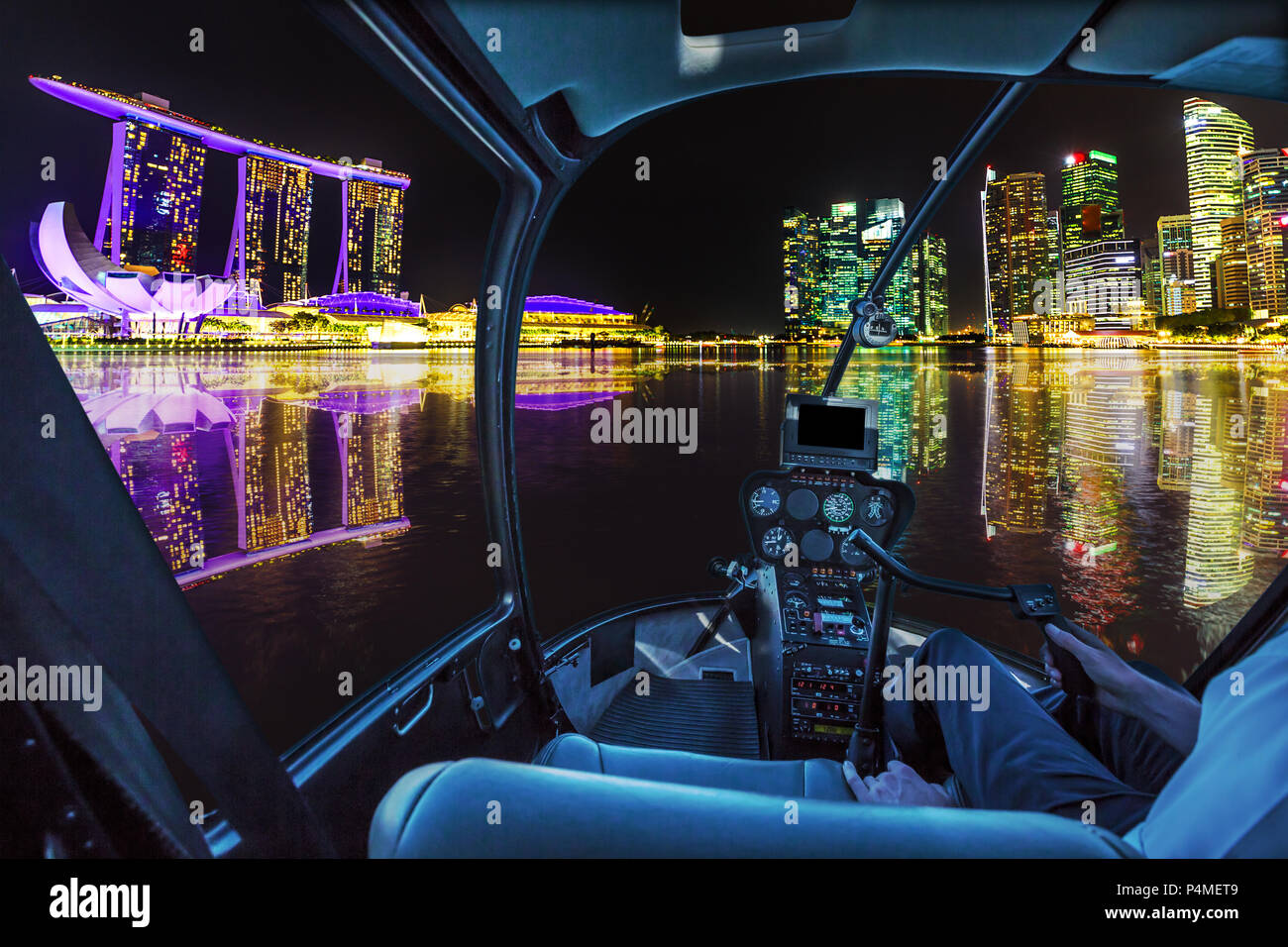 Pilotage d'hélicoptère en vol d'intérieur sur Panorama de Singapour les bâtiments et gratte-ciel du centre-ville reflète dans la mer. Singapour par vol de nuit et nocturnes de scène marina bay waterfront Banque D'Images