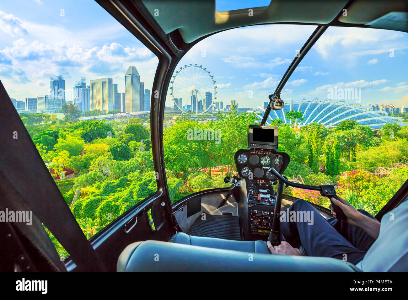 Pilotage d'hélicoptère en vol d'intérieur sur vue aérienne de la ville de Singapour et le jardin parc de la baie. La promenade de la baie célèbre marina de Singapour. Banque D'Images