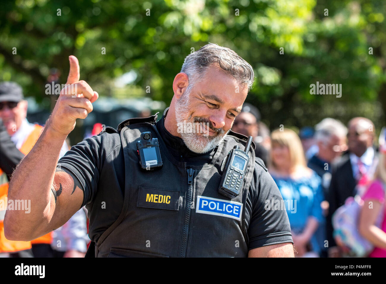 Agent de police de Sussex Lee Willis divertit les foules sur la longue marche le matin du mariage royal de Son Altesse Royale le prince Harry et Mme Meghan Markle en exécutant le long d'un tronçon de la promenade, encourageant la foule pour applaudir le plus fort dans un concours. Il a été vu à la dépose du pignon de la police afin de poursuivre l'exécution. La foule semblait heureux pendant l'exposition. Banque D'Images