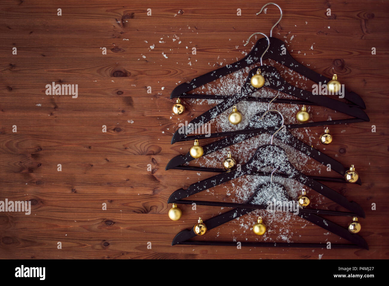 Arbre de Noël à partir de cintres. Décorée avec une boules d'or. Un concert  de Noël. Textured background Photo Stock - Alamy