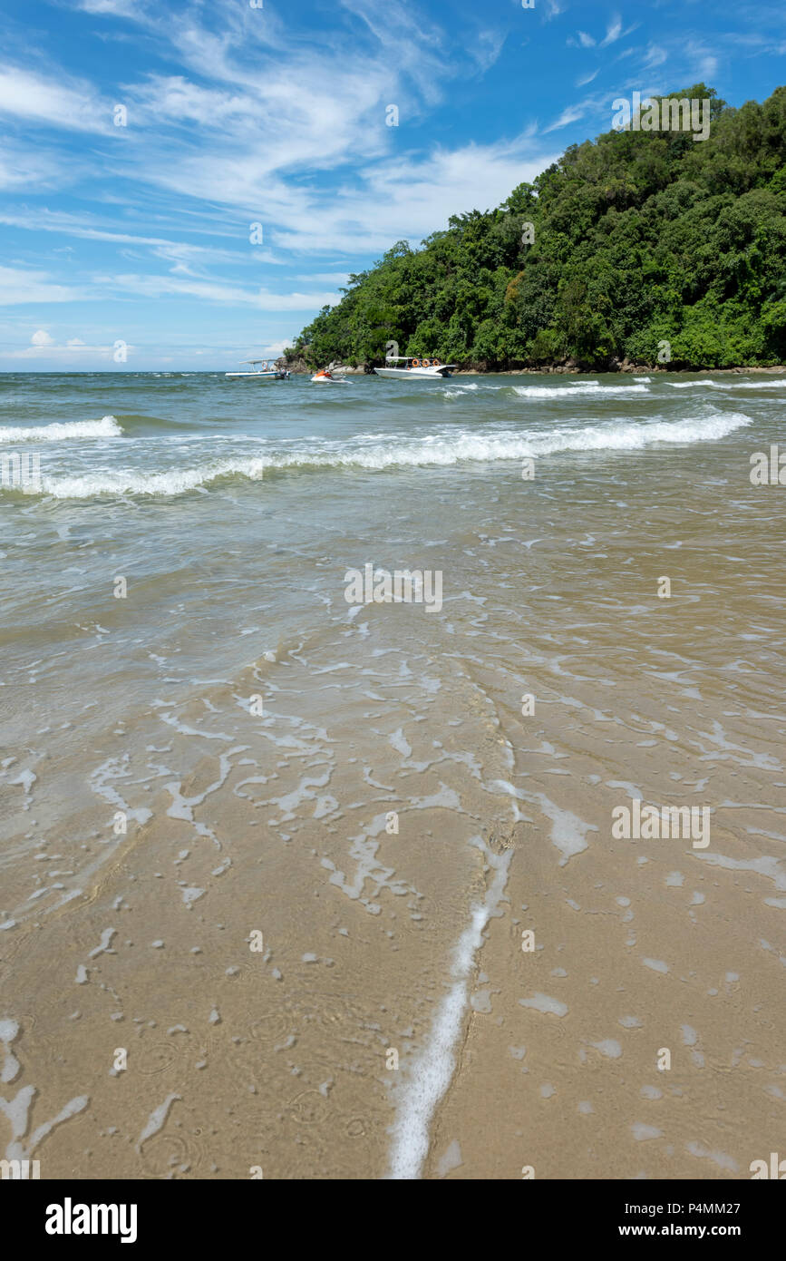 Les vagues de la mer de Chine du Sud sur pause à la plage à Kota Kinabalu, Malaisie, Bornéo Banque D'Images