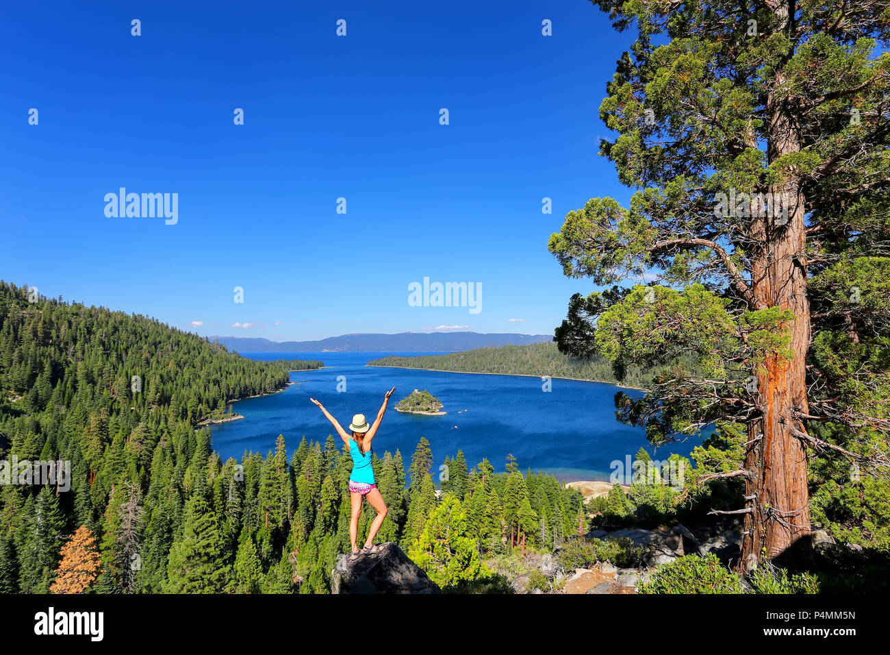 Jeune femme admirant la vue d'Emerald Bay au lac Tahoe, en Californie, USA. Le Lac Tahoe est le plus grand lac alpin en Amérique du Nord Banque D'Images
