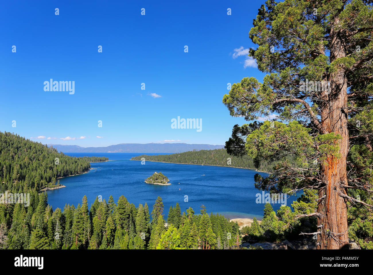 Emerald Bay au lac Tahoe avec Fannette Island, Californie, USA. Le Lac Tahoe est le plus grand lac alpin en Amérique du Nord Banque D'Images