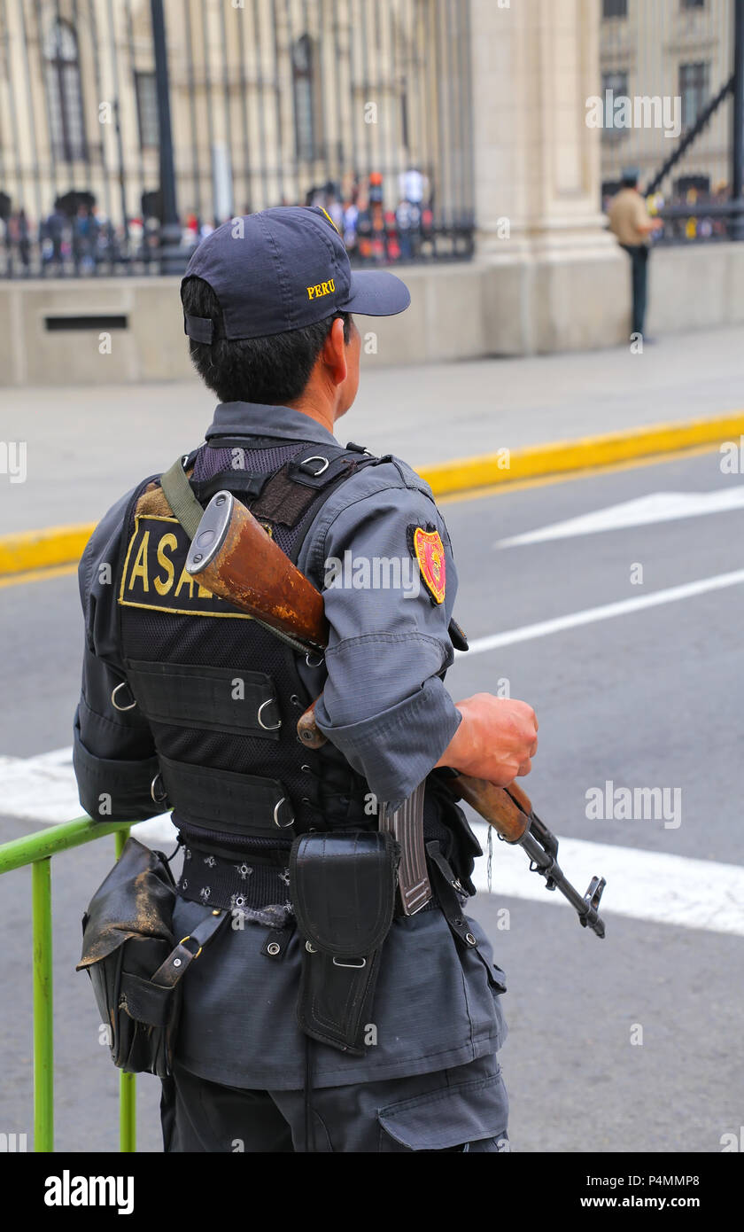 Policman debout près du Palais du Gouvernement à Lima, Pérou. La police nationale péruvienne est l'une des plus grandes forces de police en Amérique du Sud. Banque D'Images