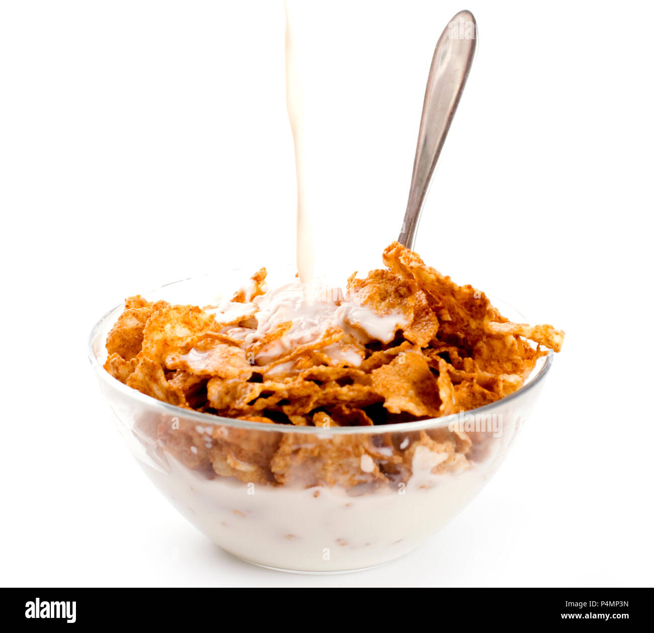 Verser le lait sur cornflakes isolated on white Banque D'Images