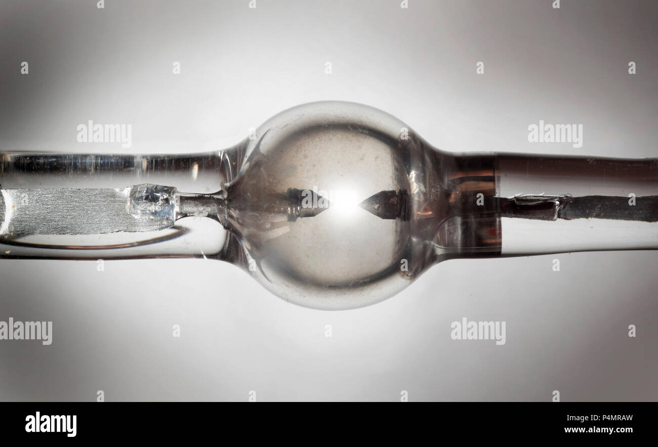 La vapeur de mercure haute pression arc-évacuation de HBO (lampes H pour Hg Mercure ; B est le symbole pour la luminance ; O pour le refroidissement non forcée Banque D'Images