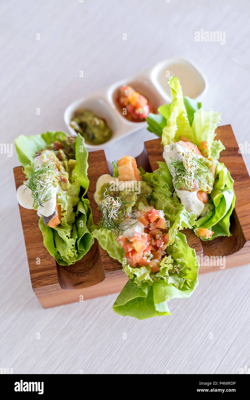 Salade de saumon Tacos set groumet mexical style alimentaire Banque D'Images