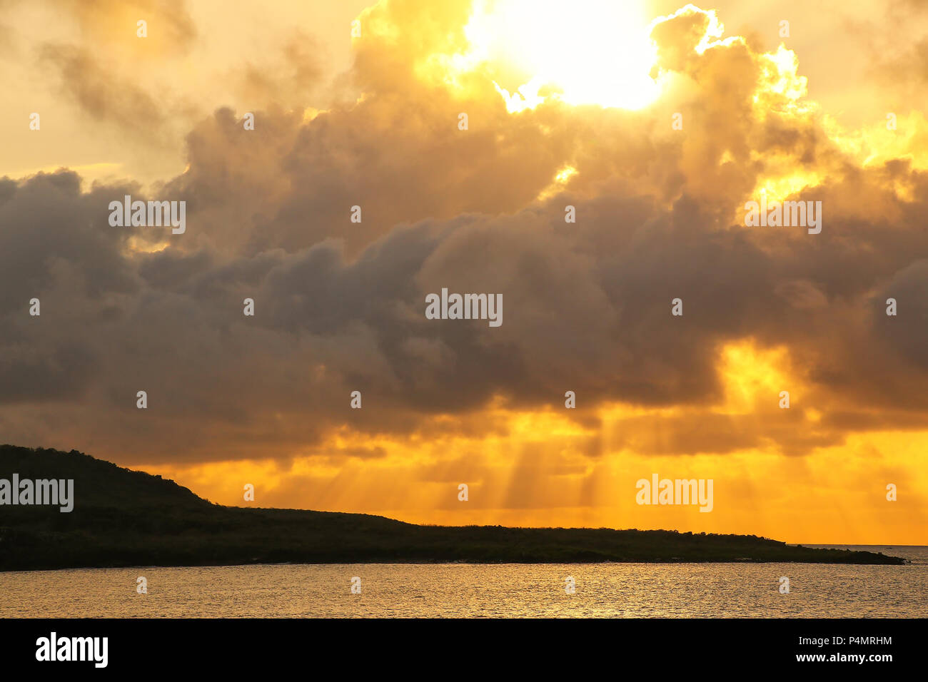 Lever du soleil à Gardner Bay sur l'île d'Espanola, parc national des Galapagos, Equateur. Banque D'Images