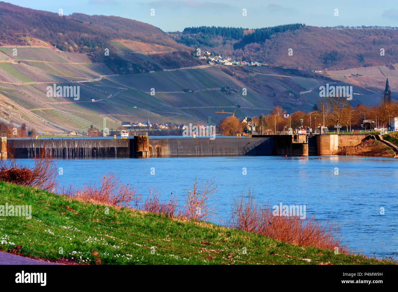 Paysage avec rivière et écluse sur la Moselle en Allemagne Banque D'Images