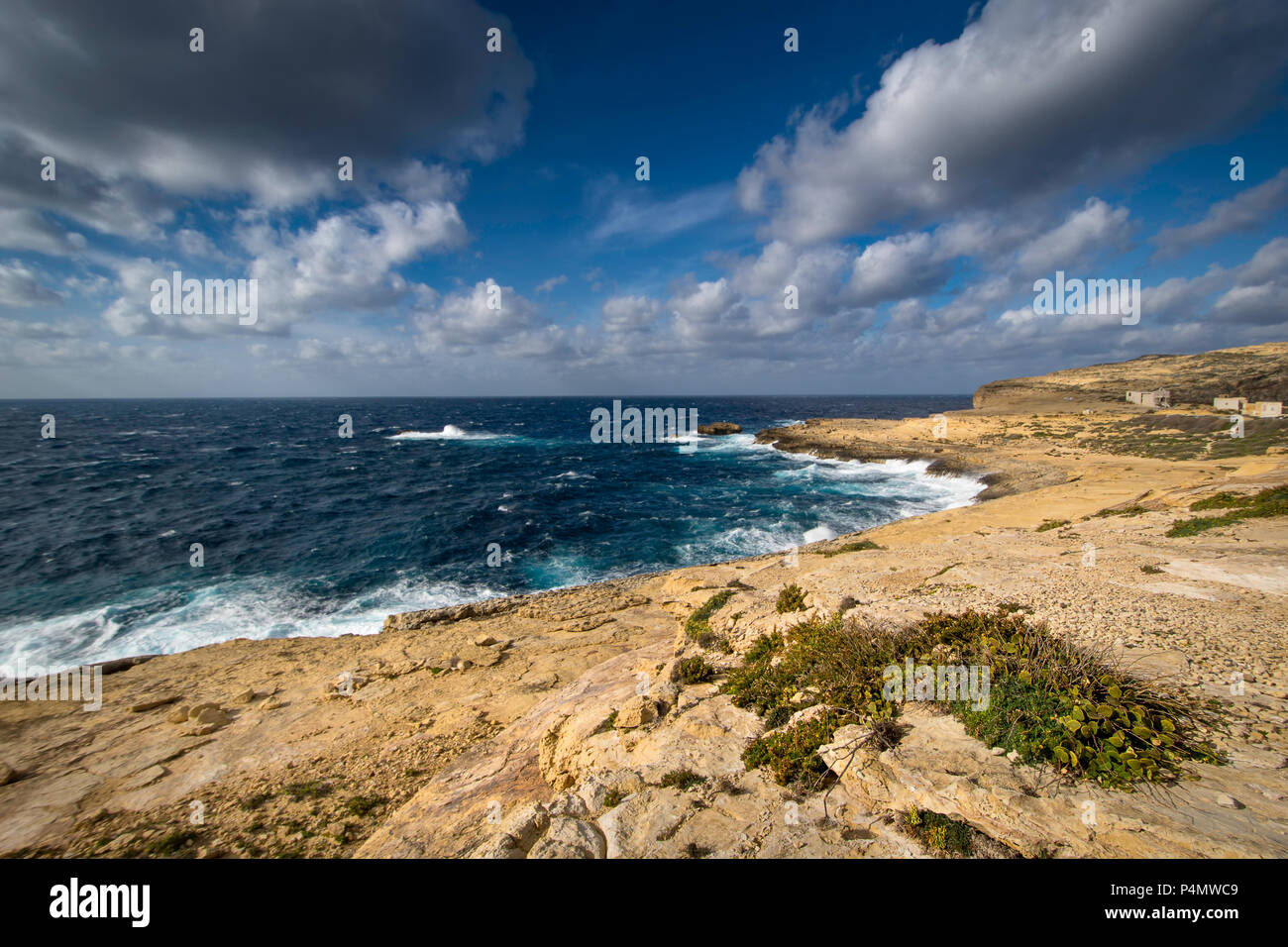 Littoral près de Dwejra bay, Mer Méditerranée, l'île de Gozo, Malte. Paysage de la mer. Banque D'Images