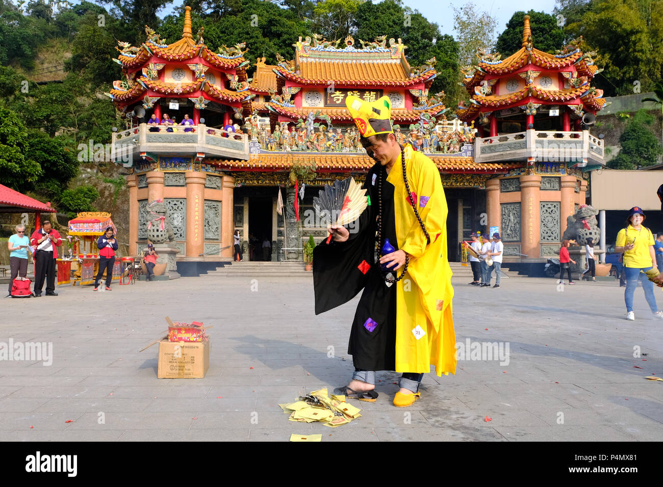 Le moine bouddhiste à l'occasion d'une cérémonie devant le Temple de Longyin Fanlu Canton, Taiwan - Buddhistischer Mönch bei einer Zeremonie vor dem Longyin Tempel dans Fanlu Canton, Taiwan Banque D'Images