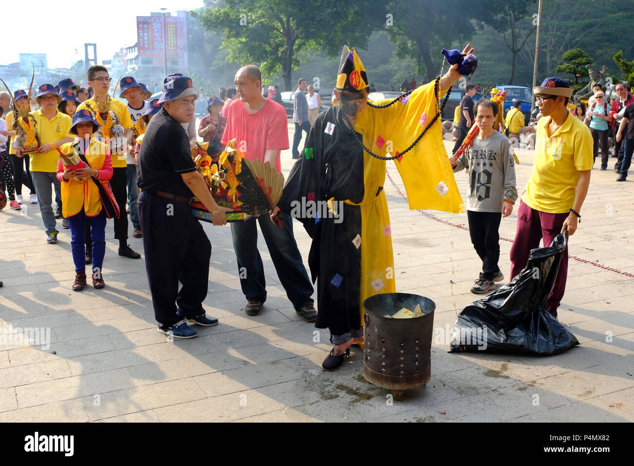 Le moine bouddhiste à l'occasion d'une cérémonie devant le Temple de Longyin Fanlu Canton, Taiwan - Buddhistischer Mönch bei einer Zeremonie vor dem Longyin Tempel dans Fanlu Canton, Taiwan Banque D'Images