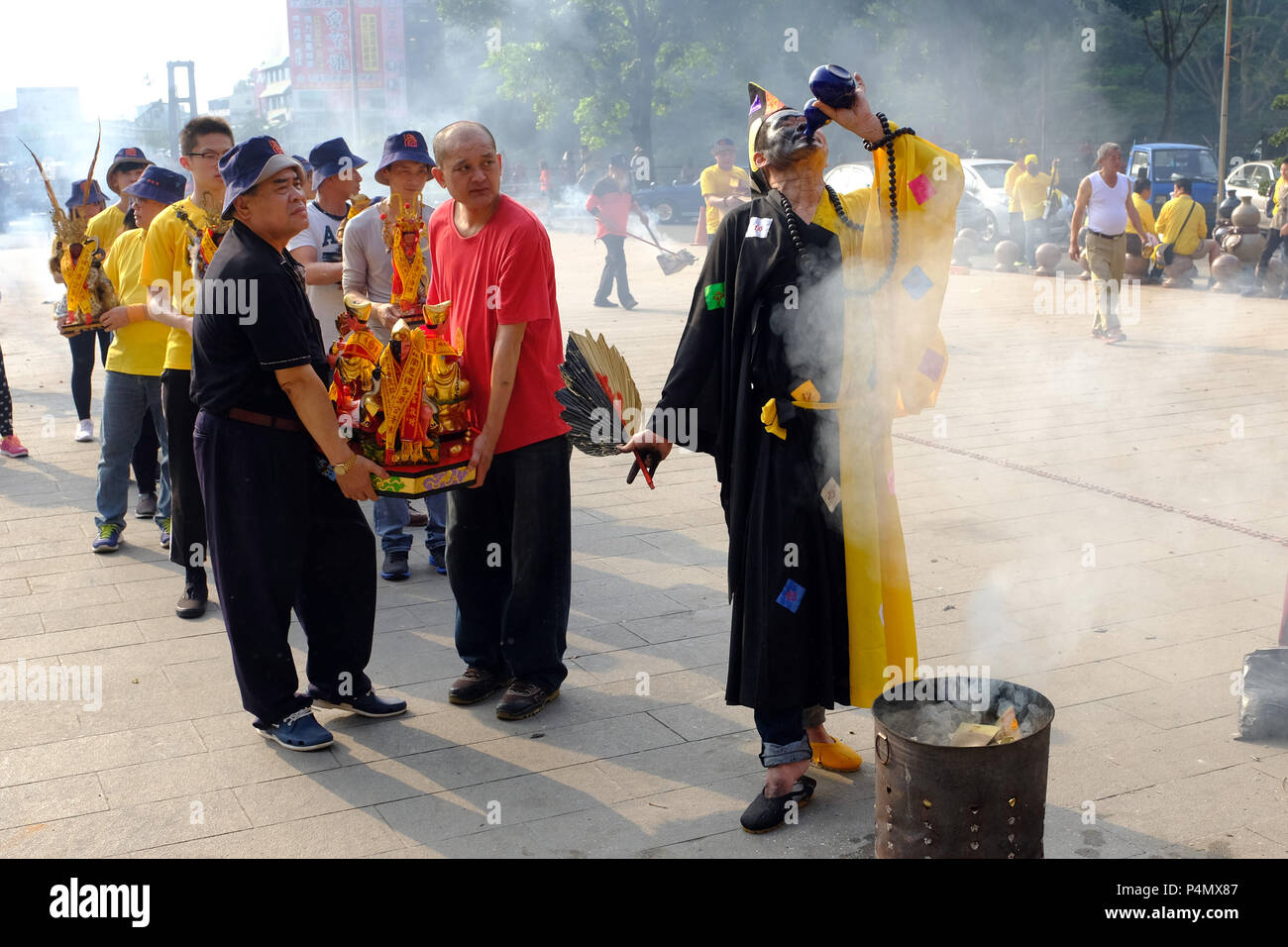 Le moine bouddhiste de boire du vin de riz lors d'une cérémonie devant le Temple de Longyin Fanlu Canton, Taiwan - Buddhistischer Mönch bei einer Zeremonie vor dem Longyin Tempel dans Fanlu Canton, Taiwan Banque D'Images
