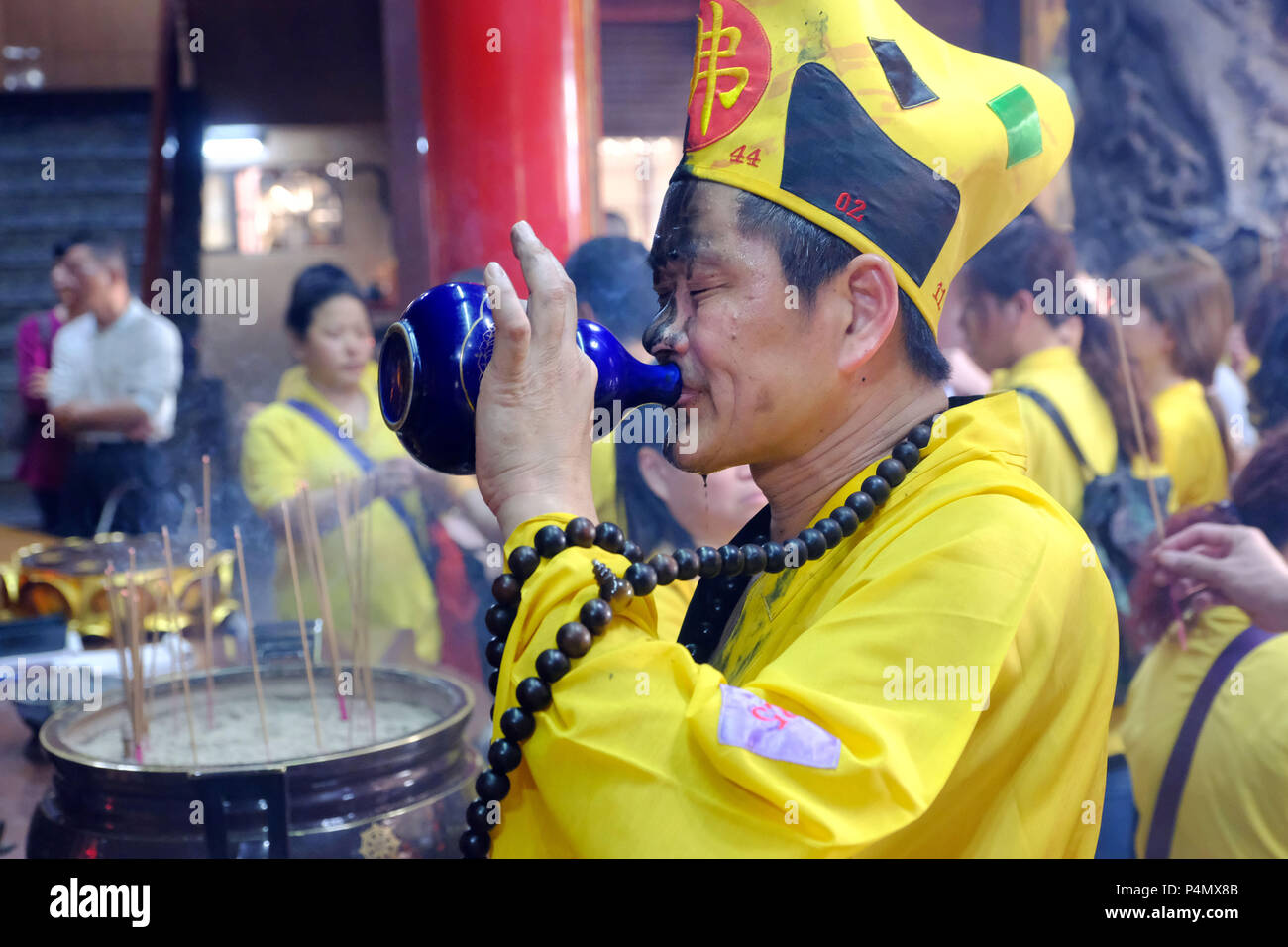 Le moine bouddhiste de boire du vin de riz lors d'une cérémonie au temple de Longyin Fanlu Canton, Taiwan - Buddhistischer Mönch bei einer Zeremonie Longyin im Tempel dans Fanlu Canton, Taiwan Banque D'Images