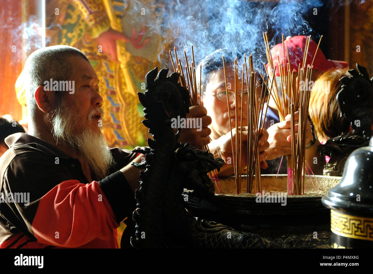 Cérémonie d'offrande de l'encens dans le Temple en Fanlu Longyin Canton, Taiwan - Zeremonie Longyin im Tempel dans Fanlu Canton, Taiwan Banque D'Images