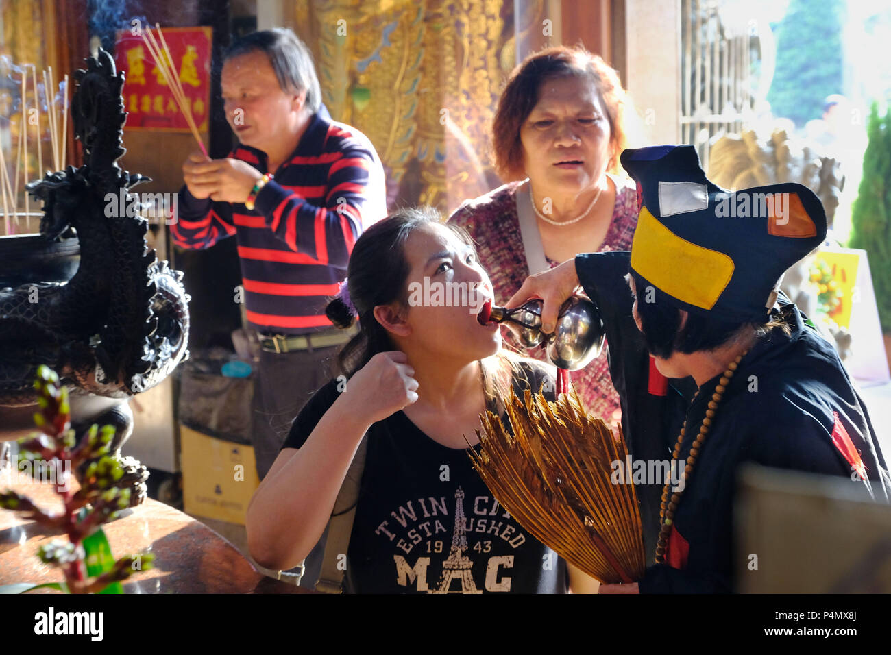Femme prêtre (avec chapeau) au service du vin de riz au cours d'une cérémonie taoïste dans le Temple de Longyin Fanlu Canton, Taiwan - taoistischen Priesterin während eines Zeremonie Longyin im Tempel dans Fanlu Canton, Taiwan Banque D'Images
