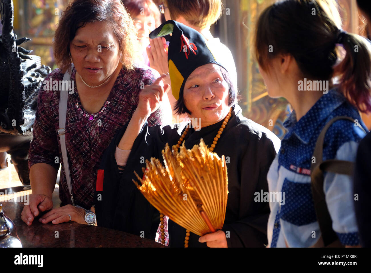 Femme prêtre (avec chapeau) au cours d'une cérémonie taoïste dans le Temple de Longyin Fanlu Canton, Taiwan - taoistischen Priesterin während eines Zeremonie Longyin im Tempel dans Fanlu Canton, Taiwan Banque D'Images
