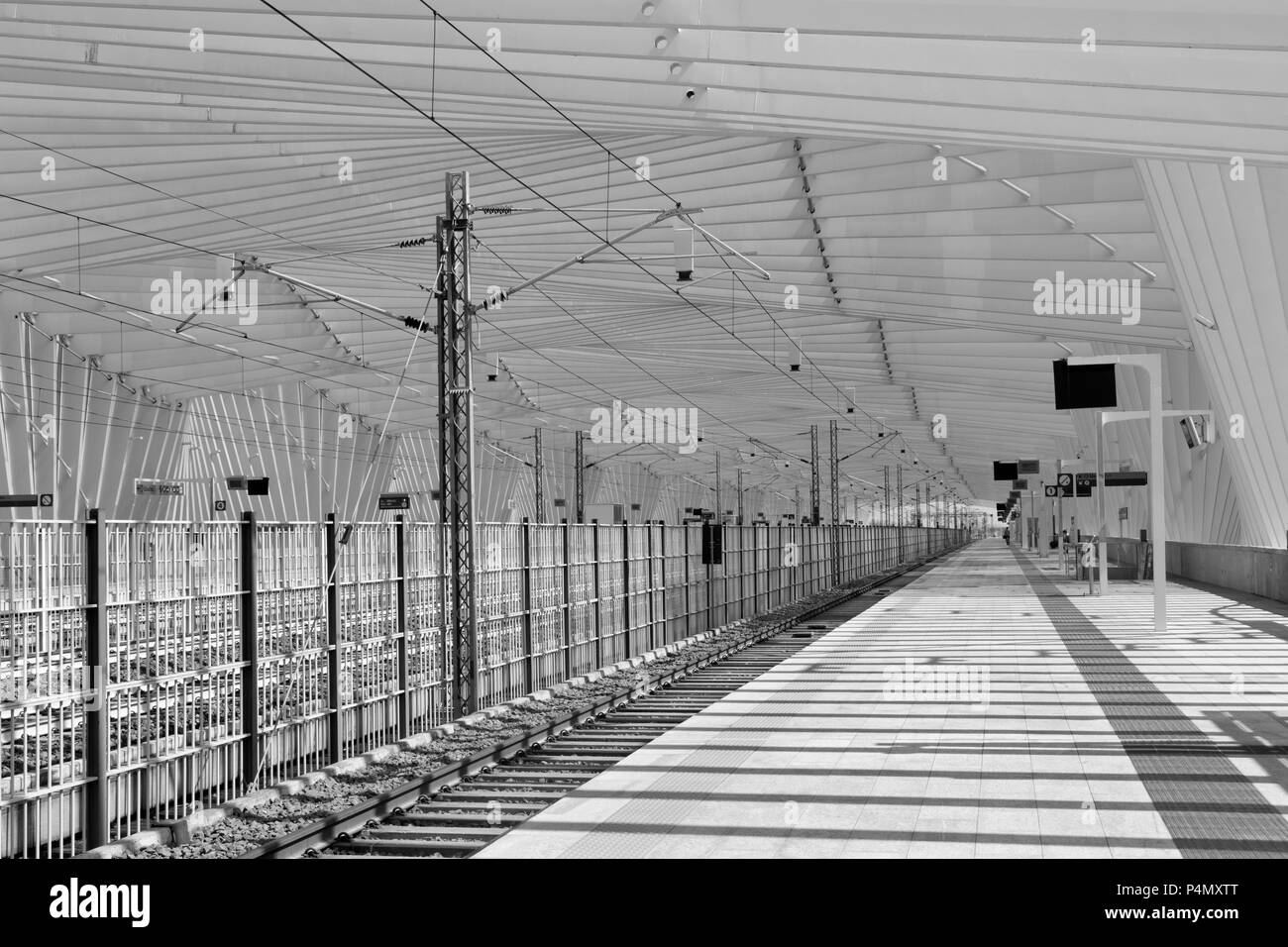 REGGIO EMILIA, ITALIE - 13 avril 2018 : l'AV Mediopadana Reggio Emilia à la tombée de la gare par l'architecte Santiago Calatrava. Banque D'Images