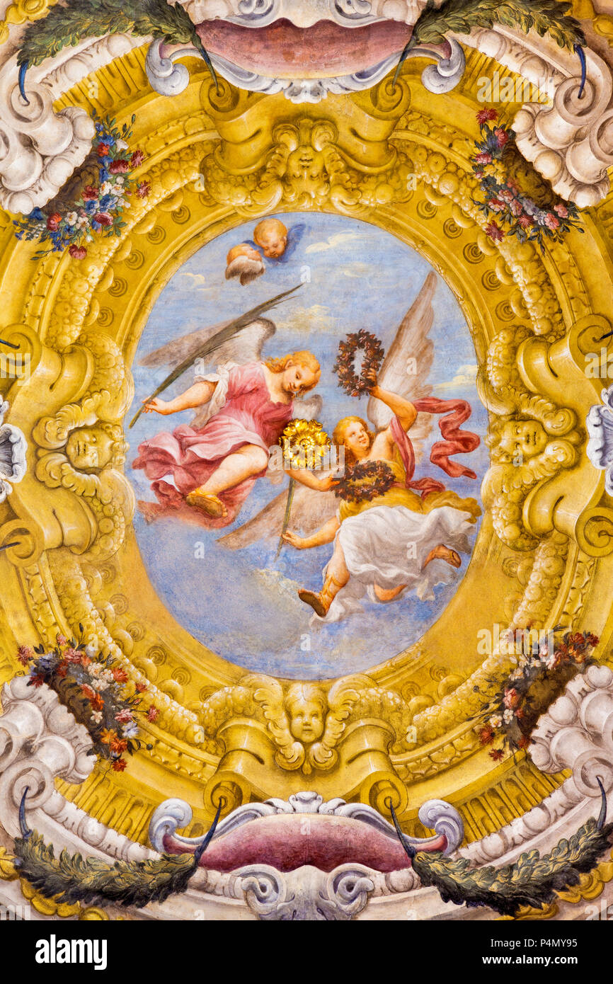 Parme, Italie - 17 avril 2018 : la fresque des anges avec les symboles du martyre de l'église de wault Chiesa di Santa Lucia Banque D'Images