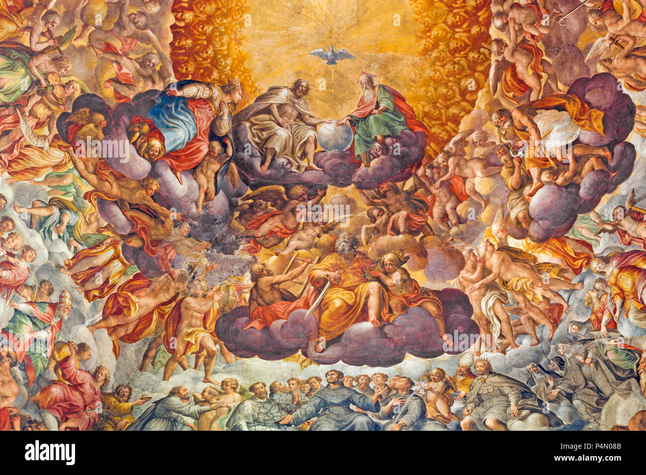 Parme, Italie - 16 avril 2018 : fresque de Sainte Trinité et des saints dans la gloire dans la coupole de Chiesa di Santa Maria del Quartiere par P. A. Bernabei. Banque D'Images