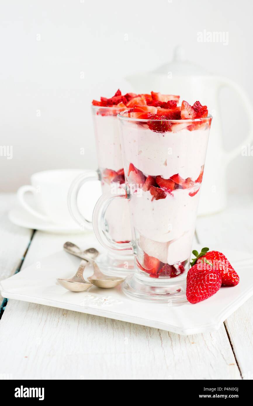 Dessert aux fraises et fromage blanc dans les verres Banque D'Images