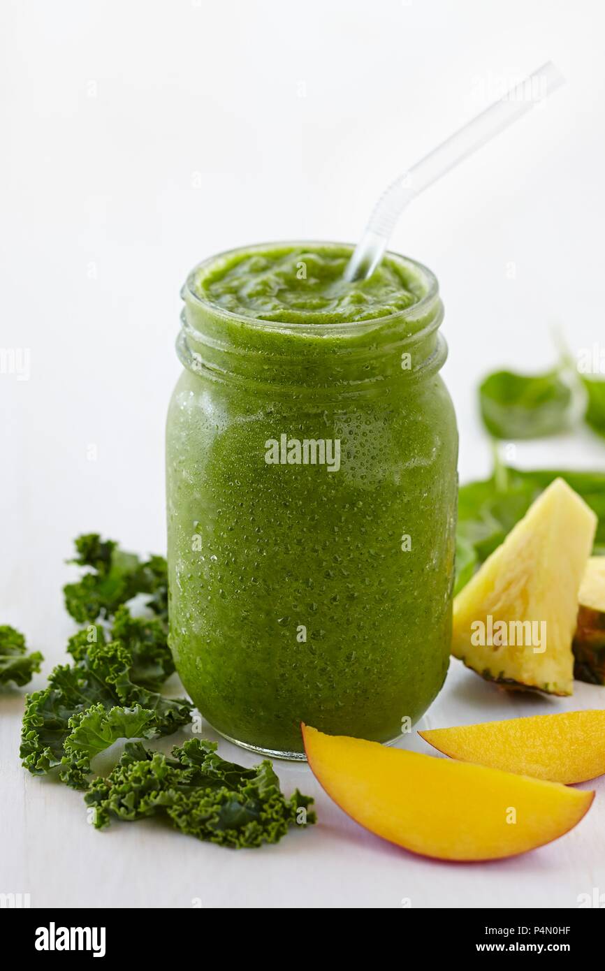 Un fruit tropical et green smoothie kale Banque D'Images