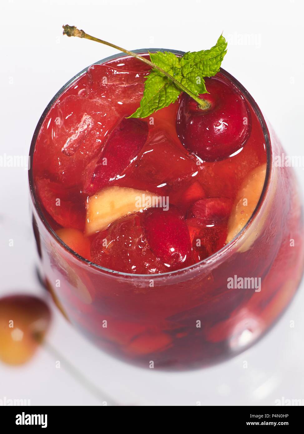 Une boisson fruitée avec cerises Banque D'Images