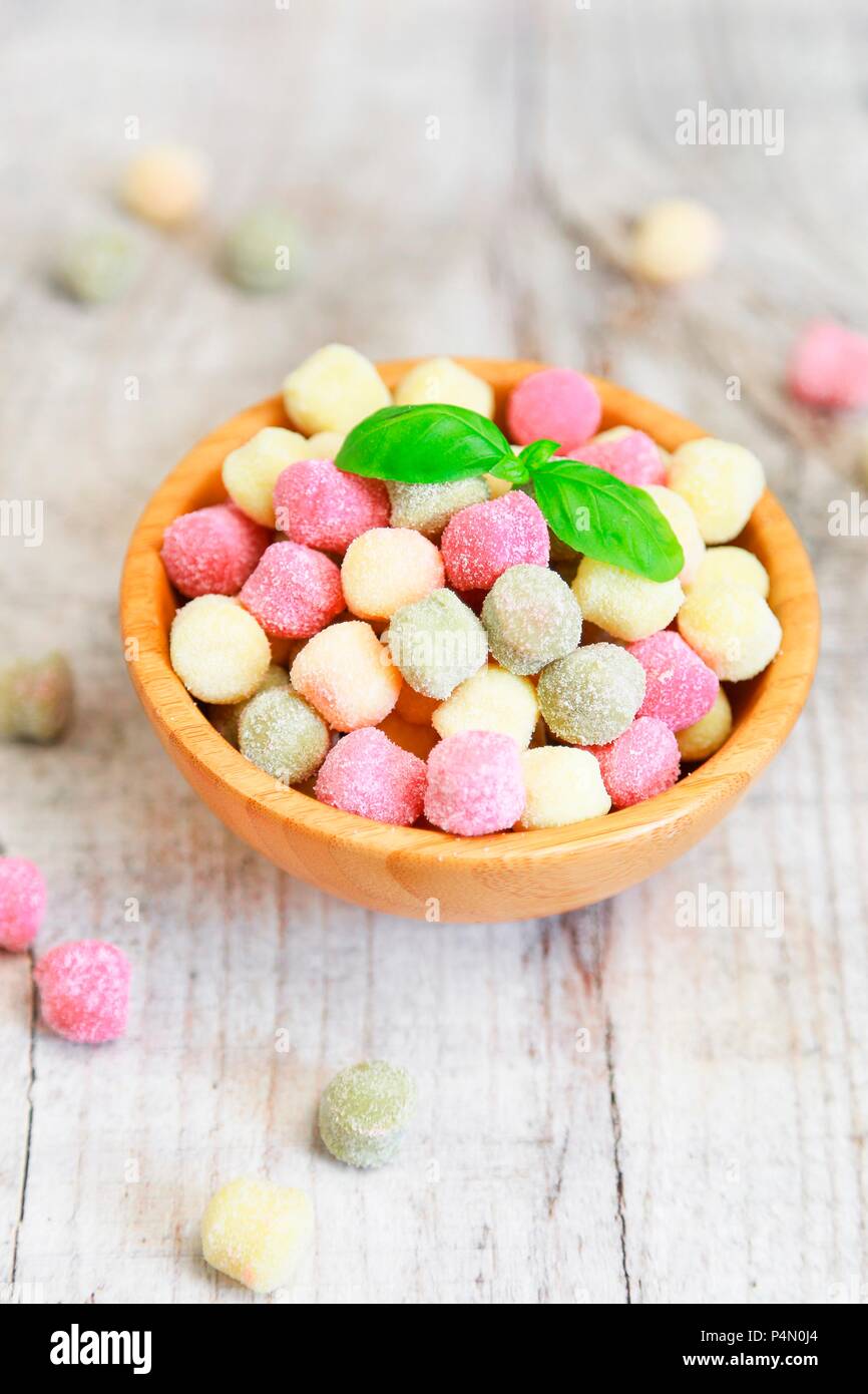 Petits gnocchi colorés avec des feuilles de basilic Banque D'Images