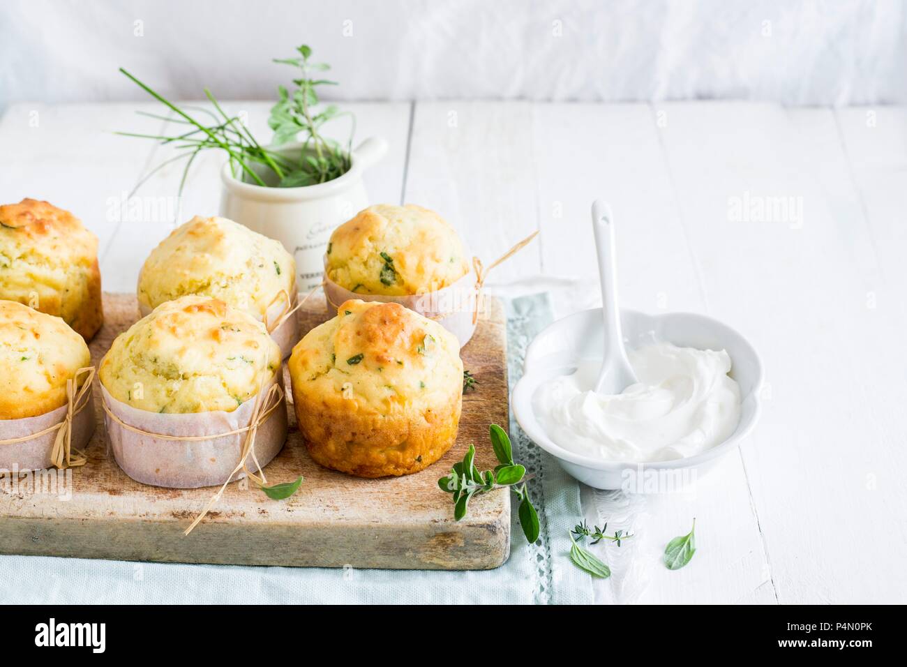 Muffins au fromage épicé avec des herbes et des yaourts Banque D'Images